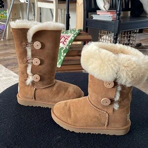 UGG Bailey Button Triplet I| Sheepskin Boot, in Chestnut